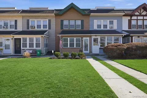 17 Meadow St, Garden City, NY 11530