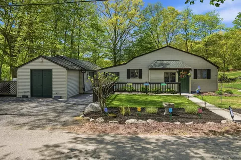 16 Sunset Pl, North Salem, NY 10560