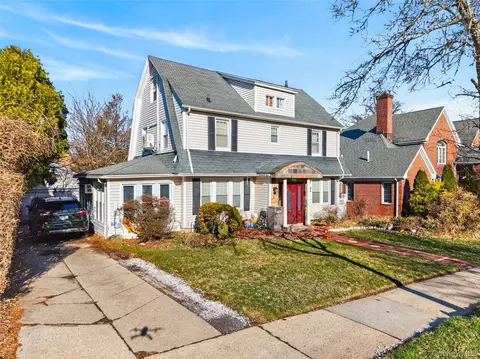 35-20 165th St, Flushing, NY 11358