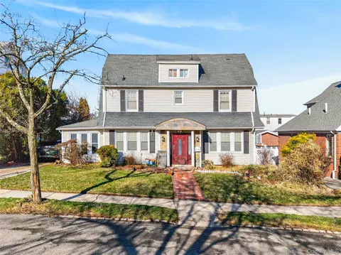 35-20 165th St, Flushing, NY 11358