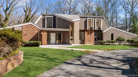 12 Lost Meadow Ln, Port Jefferson, NY 11777