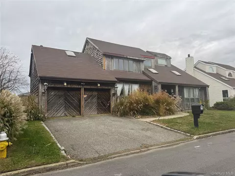 815 Anthony Dr, Lindenhurst, NY 11757