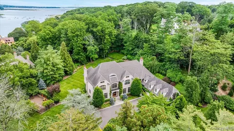 17 Plover Ln, Huntington, NY 11743