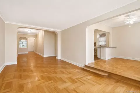 601 Pelham Pkwy N #106, New York, NY 10467