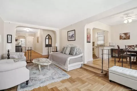 601 Pelham Pkwy N #106, New York, NY 10467