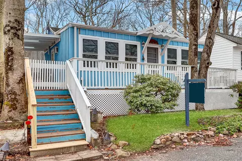 21 Cottage Rd, Calverton, NY 11933