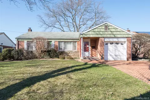770 Palmetto Dr, Franklin Square, NY 11010