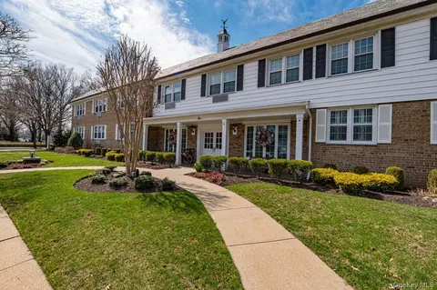 1 Bengeyfield Dr #2B, North Hempstead, NY 11596