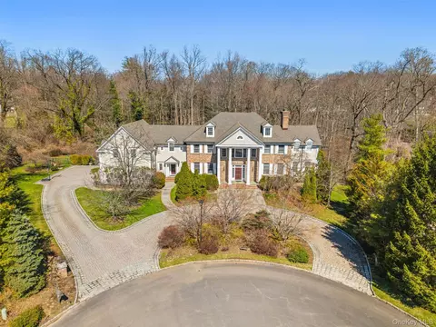 5 Rocky Hollow Dr, Larchmont, NY 10538