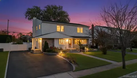 30 Andover Ln, Hicksville, NY 11801
