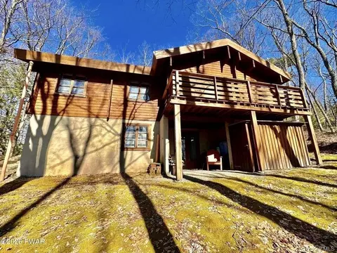 130 Canterbrook Dr, Hawley, PA 18428