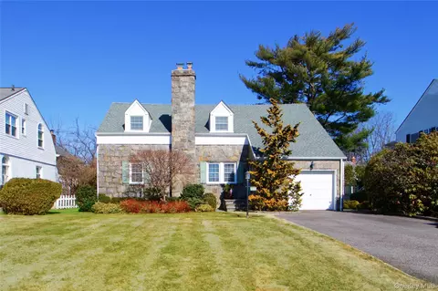139 Garden St, Garden City, NY 11530