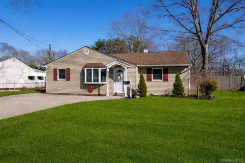 869 Udall Rd, West Islip, NY 11795