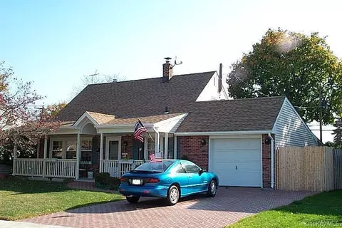64 Corncrib Ln, Levittown, NY 11756