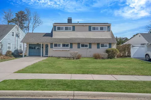 7 Woodpecker Ln, Levittown, NY 11756