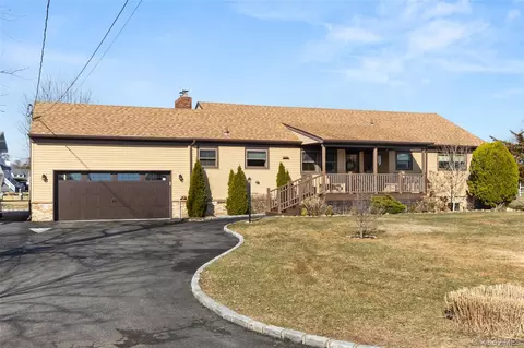 7 Montgomery Ln, Bay Shore, NY 11706