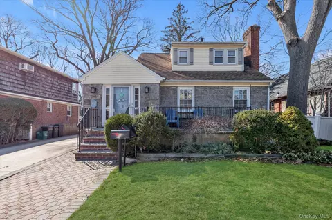 81 Stuart St, Lynbrook, NY 11563