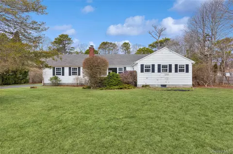 4 E Rampasture Rd, Hampton Bays, NY 11946