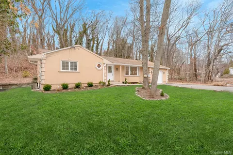 263 N Country Rd, Smithtown, NY 11787