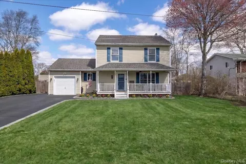 15 Loughlin Dr, Shirley, NY 11967