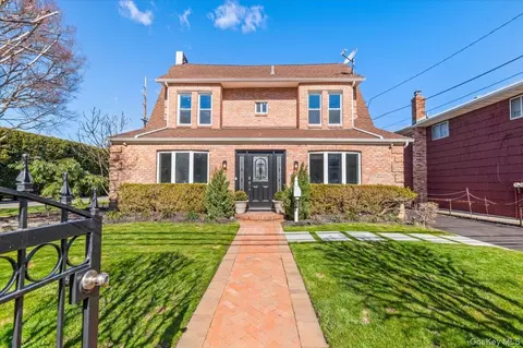 348 Mulry Ln, Lawrence, NY 11559