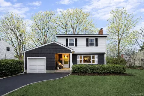 31 Munson Ct, Melville, NY 11747
