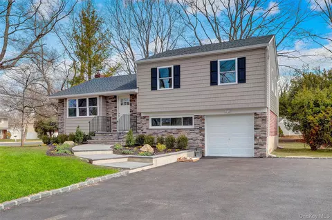 10 Poet Ln, Greenlawn, NY 11740