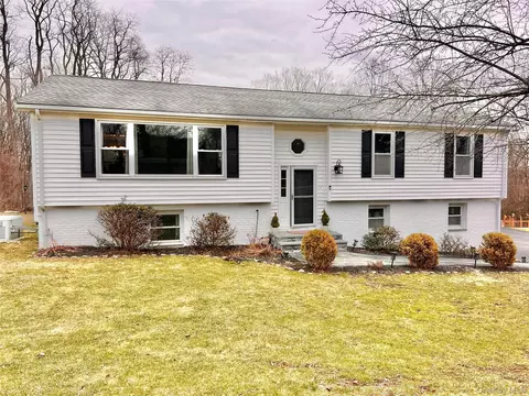 4 Stonewall Farm Rd, Mahopac, NY 10541