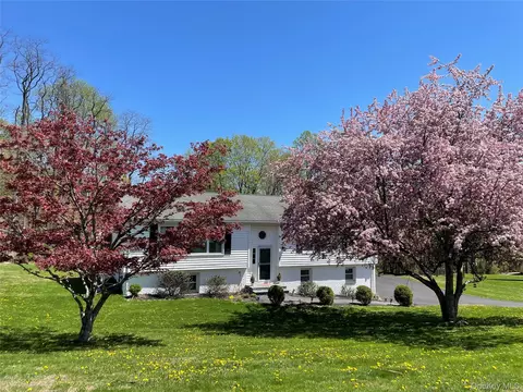 4 Stonewall Farm Rd, Mahopac, NY 10541