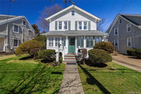 65 Jarvis Pl, Lynbrook, NY 11563
