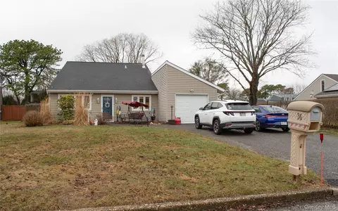 36 Narragansett Ave, Medford, NY 11763