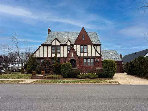 59 Willow St, Floral Park, NY 11001