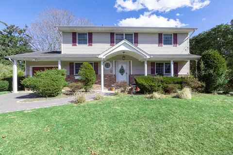 23 Village Ln, Hauppauge, NY 11788