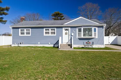 33 Lukens Ave, Brentwood, NY 11717
