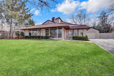 14 Regent Pl, North Hempstead, NY 11576