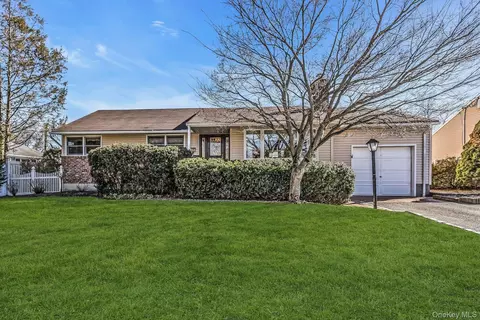 2 Nancy Ct, Glen Cove, NY 11542