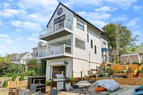 81 Rochelle St, New York, NY 10464