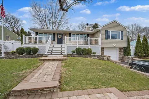 9 Boxwood Dr, Kings Park, NY 11754