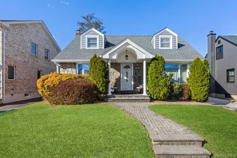 59 Pembrook Dr, North Hempstead, NY 11501