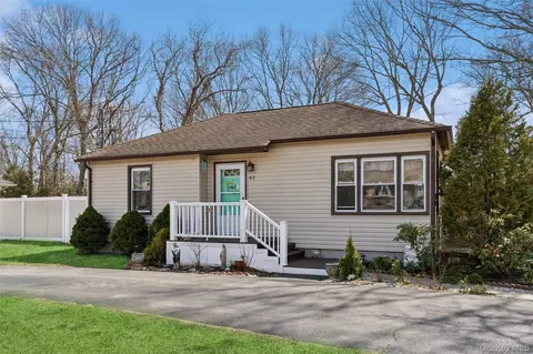 42 Pinetop Dr, Shirley, NY 11967