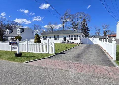 31 Stanley Dr, Shirley, NY 11967