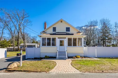 19 Milburn Rd, Sound Beach, NY 11789