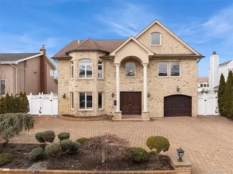 2904 Riverside Dr, Wantagh, NY 11793