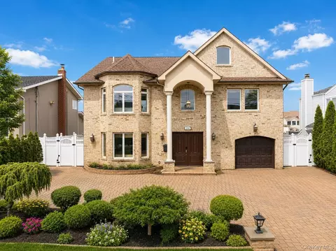 2904 Riverside Dr, Wantagh, NY 11793