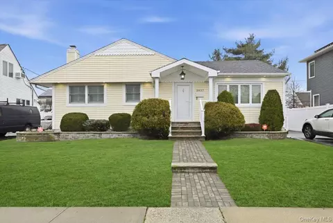 3937 Kingsberry Rd, Seaford, NY 11783