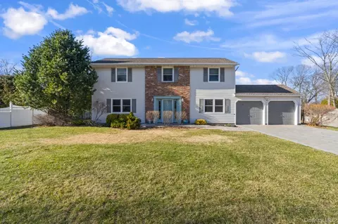 11 Dennard Rd, Hauppauge, NY 11788