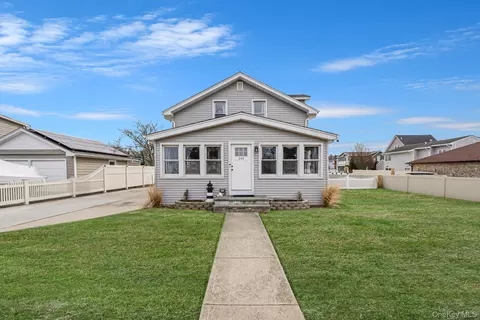 244 S Bayview Ave, Amityville, NY 11701