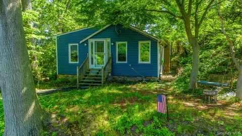 8 Towle Pl, Glen Cove, NY 11542