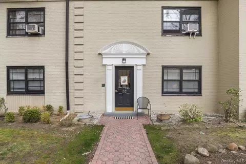33 Manchester Rd #2R, Eastchester, NY 10709
