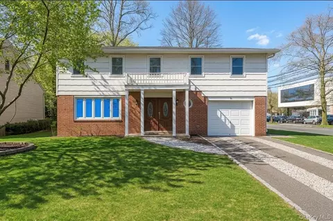 2 Pickwood Ln, North Hempstead, NY 11024